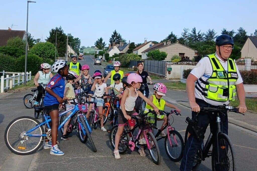 , À Saint-Denis-Lanneray, des élèves remplacent le bus scolaire par des vélos encadrés par la police municipale