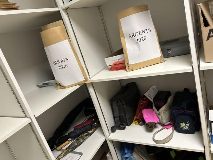 Des bijoux, des sacs, des parapluies attendent leurs propriétaires.